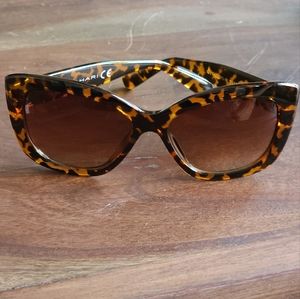 TAHARI Cat Eye Sunglasses Tortoise Frame Gradient Lens